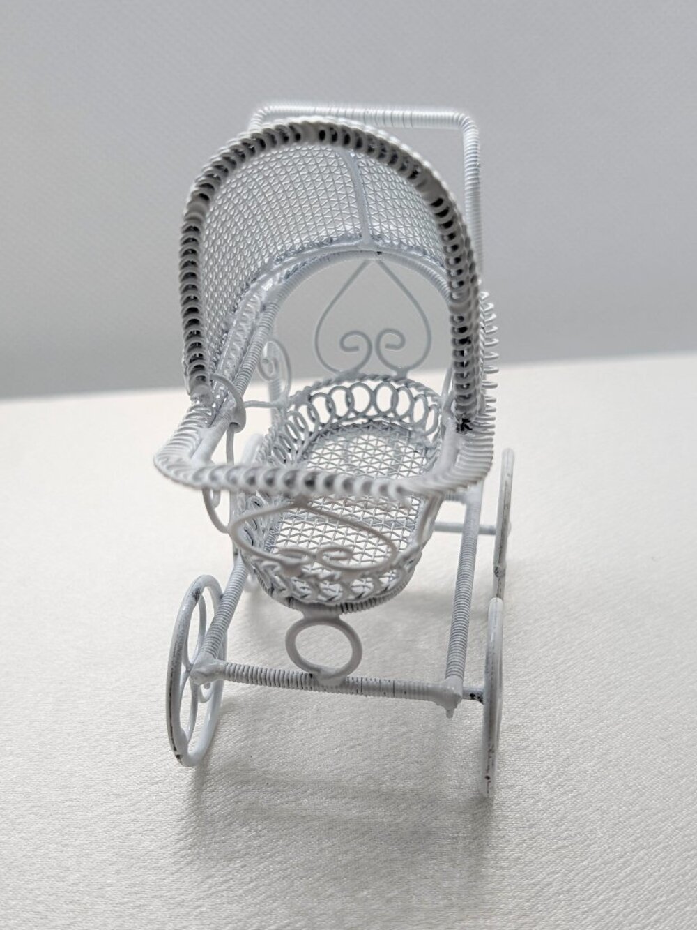 Decorative Displays -- 4  Victorian styled Baby Buggies -- Excellent Condition - Picture 9 of 14